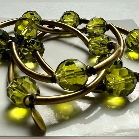 🦚Set of 3 Peridot Color Faceted Glass Bead Stretch Bracelets with Brass Tone - Picture 4 of 5